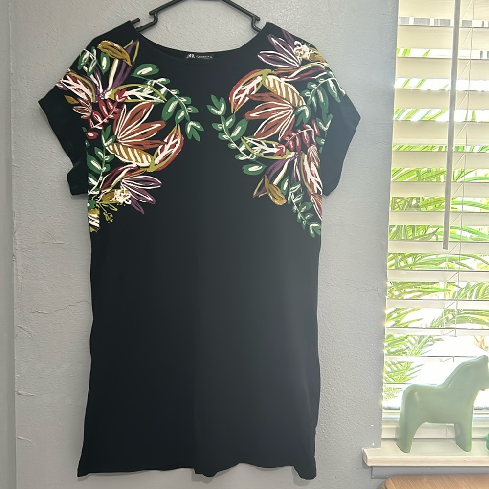 Mid length Zara Medium black color with print
